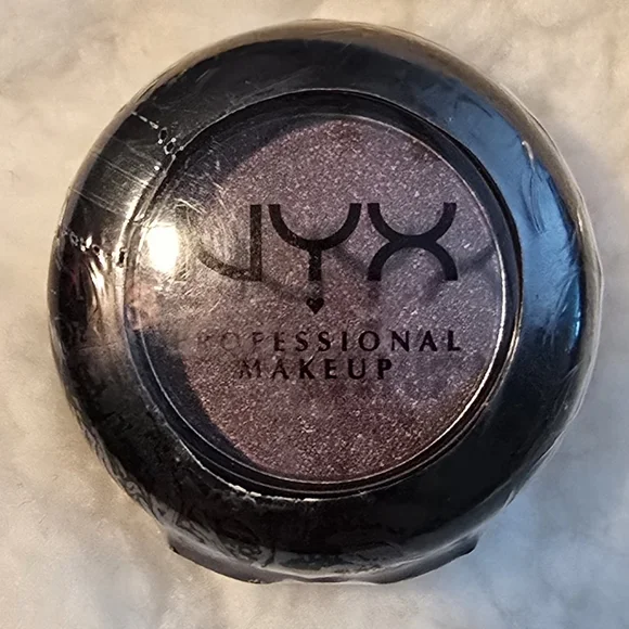 NYX Makeup, Kendall + Kylie Pouch With Makeup Accessories - Picture 5 of 14